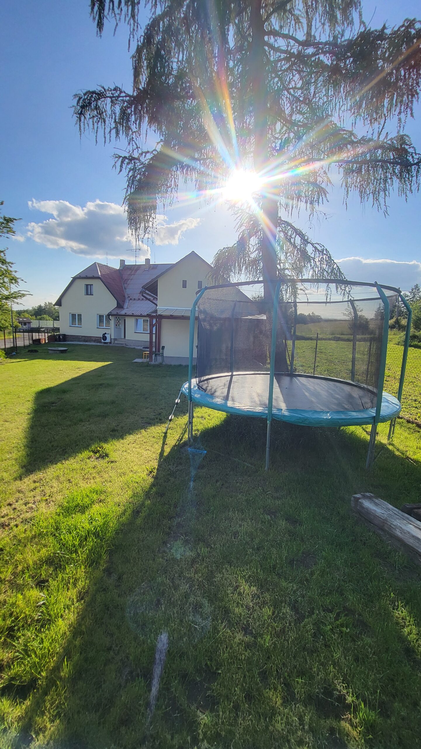 Pohled na dvůr s trampolínou I.