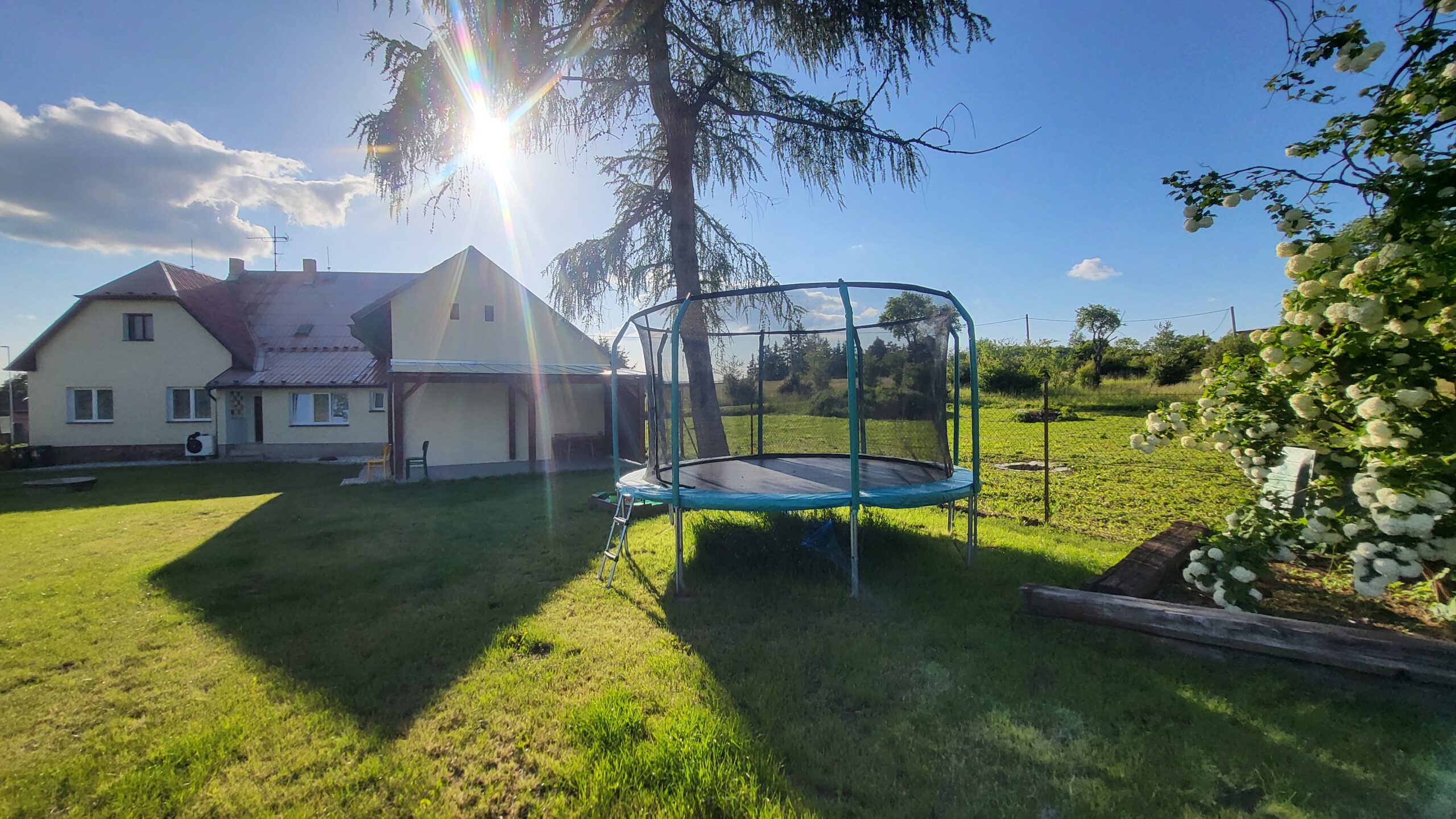 Pohled na dvůr s trampolínou II.