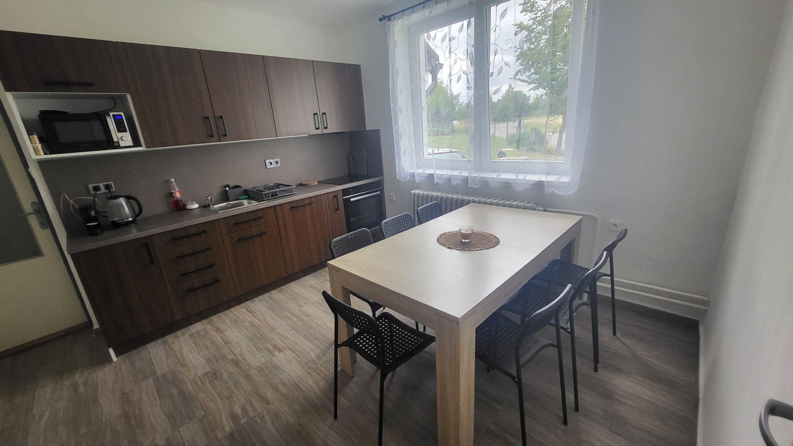 Kuchyň s jídelním stolem